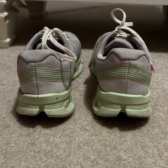 On Women's Running Shoes - Picture 4 of 8